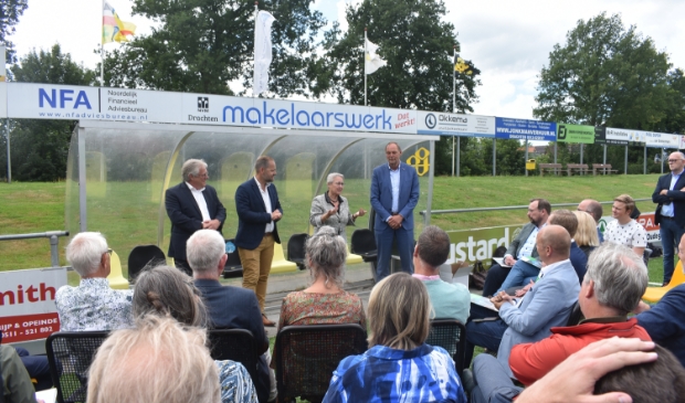 Het 'nieuwe' college van b. en w. van Smallingerland in een dugout van ONT in Opeinde. V.l.n.r.: Robin Hartogh Heys van de Lier, Pieter van der Zwan, Maria le Roy en Sipke Hoekstra.