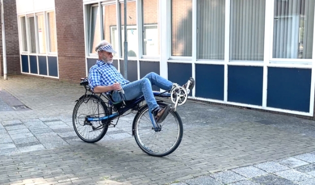 <p>Gerrit op zijn favoriete vervoersmiddel: de ligfiets.</p>