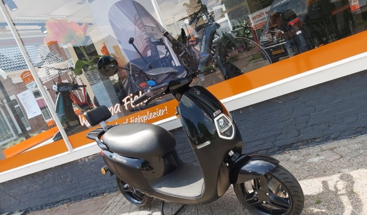 Een e-scooter voor de winkel. 