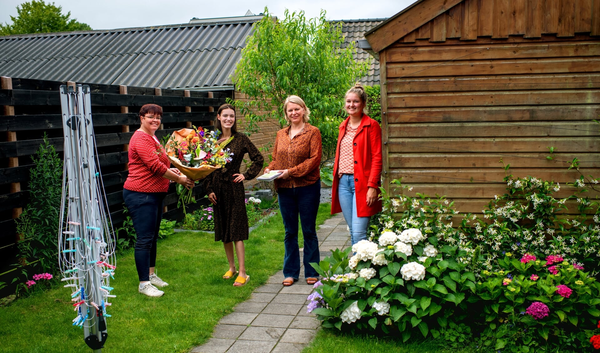 Wethouder Tytsy Willemsam feliciteert Ivy Abbas-van Eijkelenburg met haar 'meest biodiverse tuin'. 