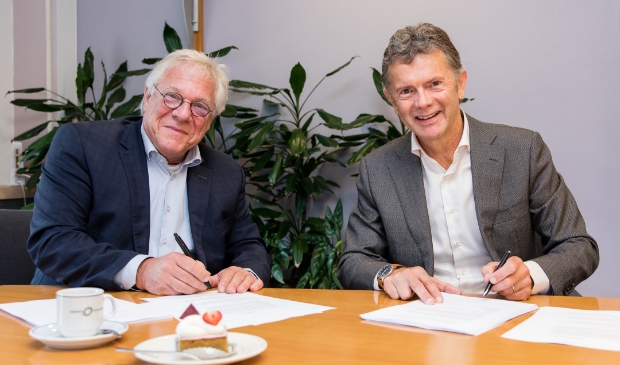 De ondertekening. Links wethouder Robin Hartogh Heys van de Lier, naast hem directeur Wim Oudendorp van Heijmans Woningbouw Noord. 