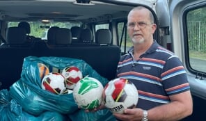 Leren ballen van vv Hardegarijp naar Ghana