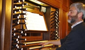 Belgische musicus Ludo Geloen gastbeiaardier in Dokkum
