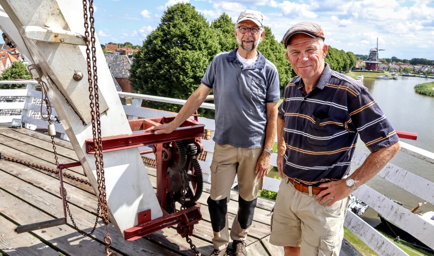 Molenaars Sikko Hoekstra links en Bate Boschma op korenmolen Zeldenrust te Dokkum. Op de achtergrond molen De Hoop.