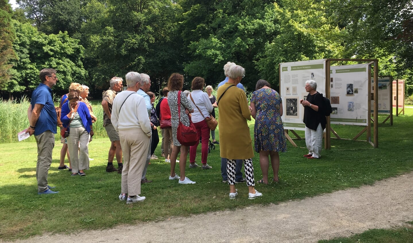 De rondleidingen worden gegeven door dorpsgidsen van de Stichting Historisch Beetsterzwaag.