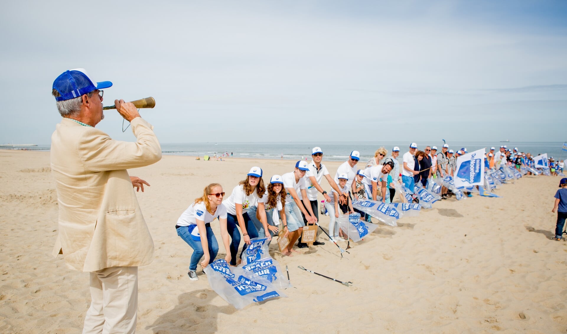 Vrijwilligers ruimen ook de stranden van de Friese eilanden op.