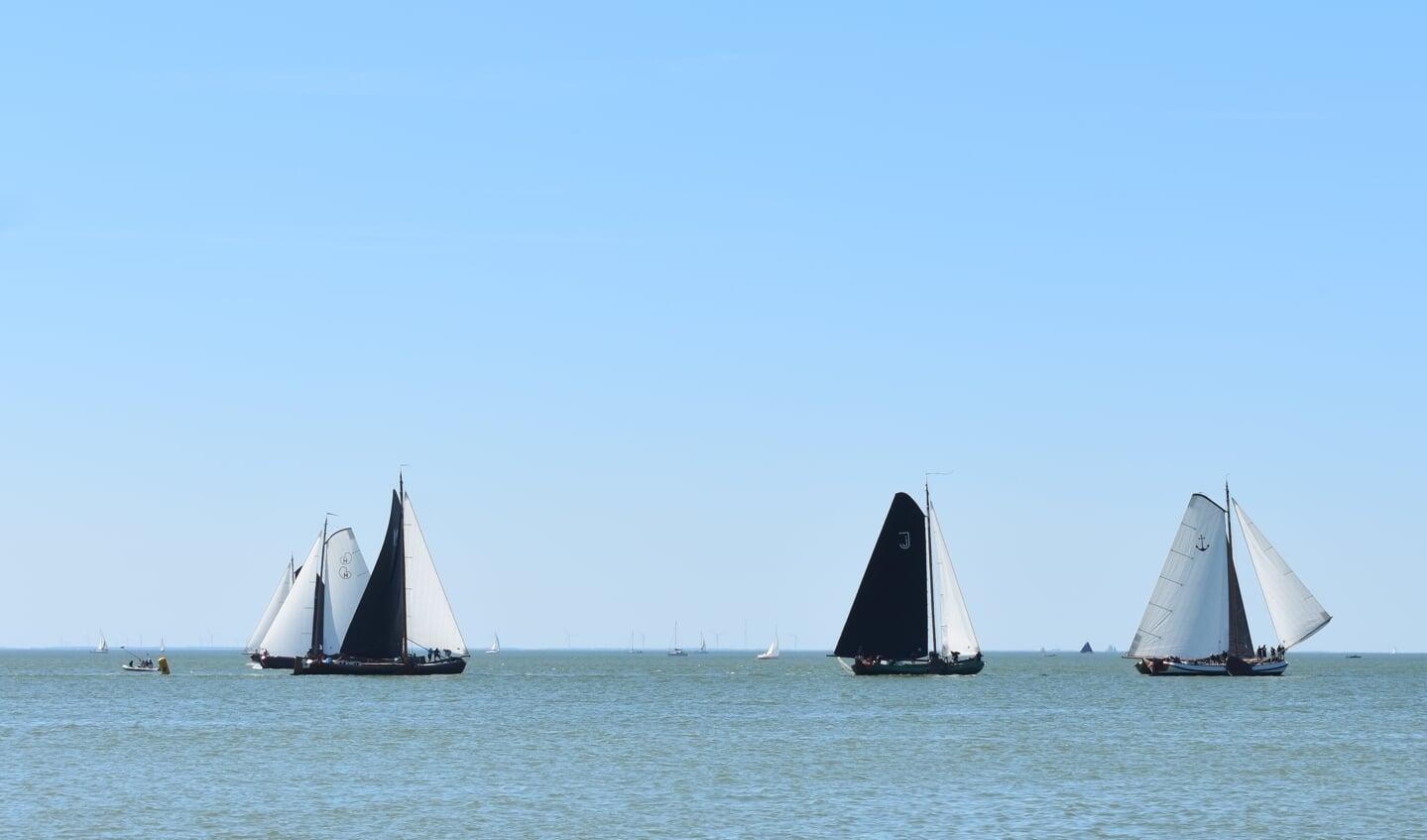Sterke Jerke (rechts) in actie tijdens de eerste wedstrijd, op het IJsselmeer bij Hindeloopen. Daar werden de Earnewâldsters tweede.