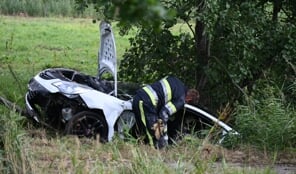 Brandweer bevrijdt inzittenden uit auto na ongeval in De Westereen