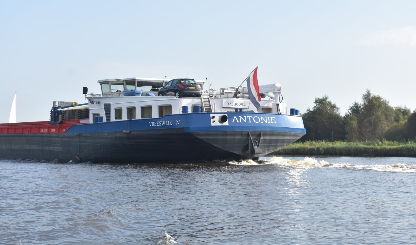 Vrachtvaart en recreatievaart ontmoeten elkaar in en bij de Alde Feanen.