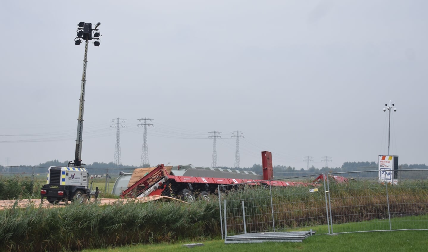 De omgevallen transformator, tussen Leeuwarden (achtergrond) en Lytse Geast, wordt met digitale camera's bewaakt.