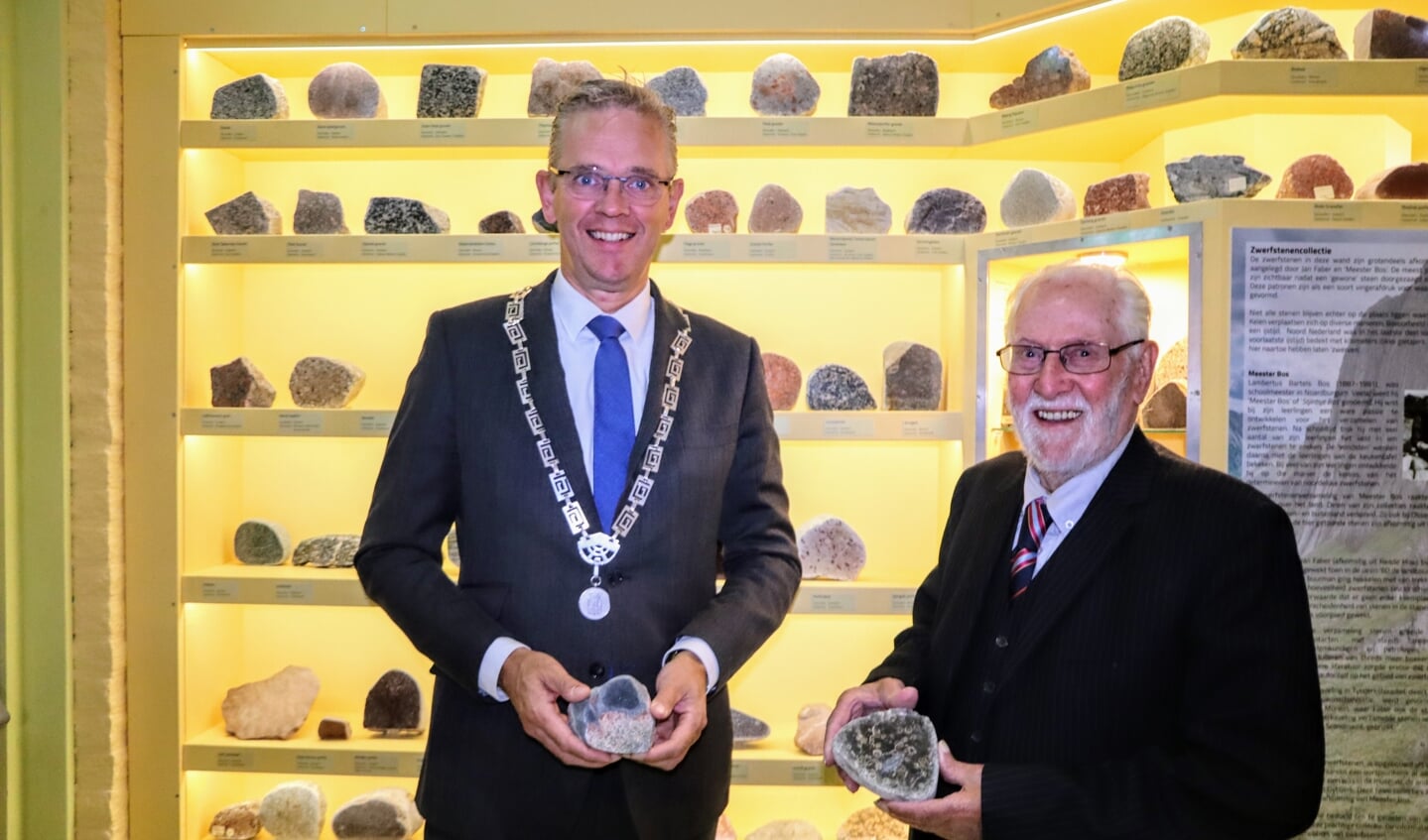 Burgemeester Jeroen Gebben van Tystjerksteradiel (met keten) en de 94-jarige stenenverzamelaar Jan Faber.