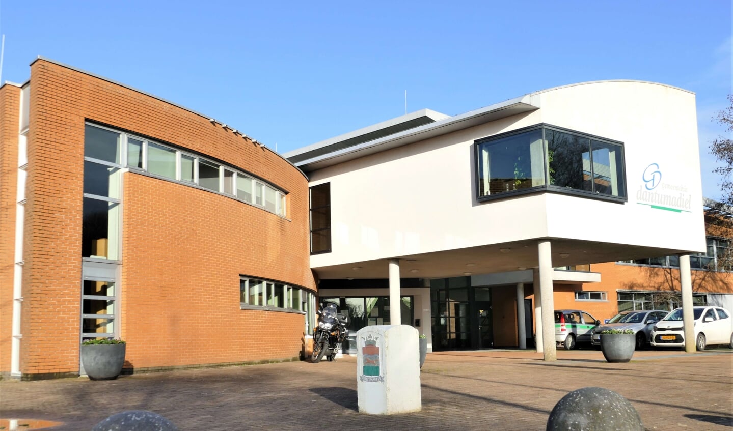 Het gemeentehuis in Damwâld, met links op de begane grond de raadszaal.