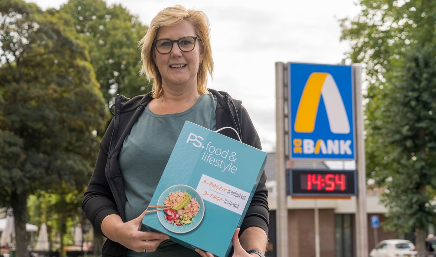 Allette van Bruggen met een proefpakket van PS Food & Lifestyle voor haar nieuwe kantoor in De Bank in Burgum.
