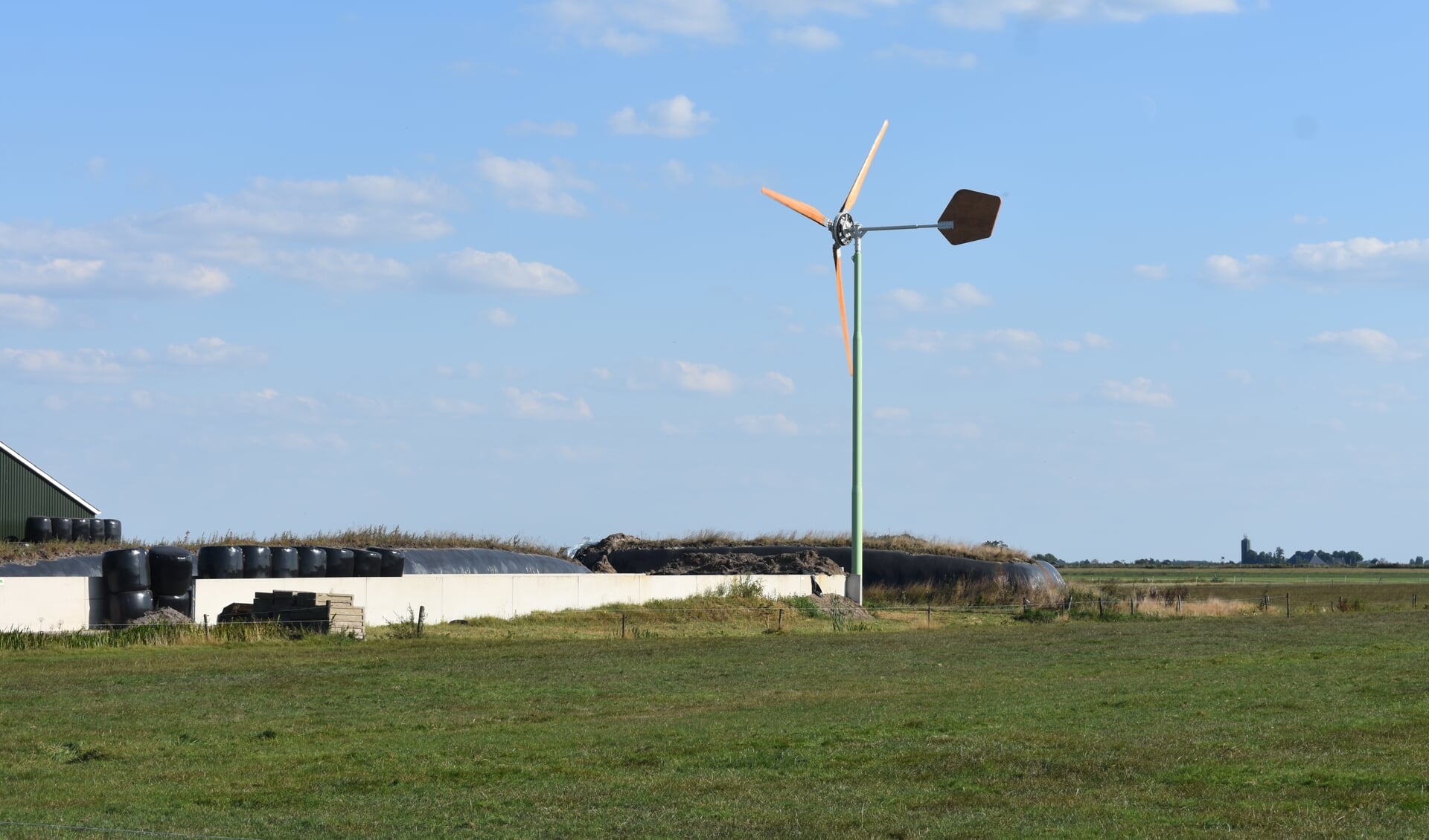De 'Groningse' windturbine wordt misschien toegestaan in de Hegewarren. In het huidige provinciaal beleid van Fryslân mogen deze kleine turbines alleen bij boerderijen staan. Deze staat bij een boerderij tussen Suwâld en Leeuwarden.  