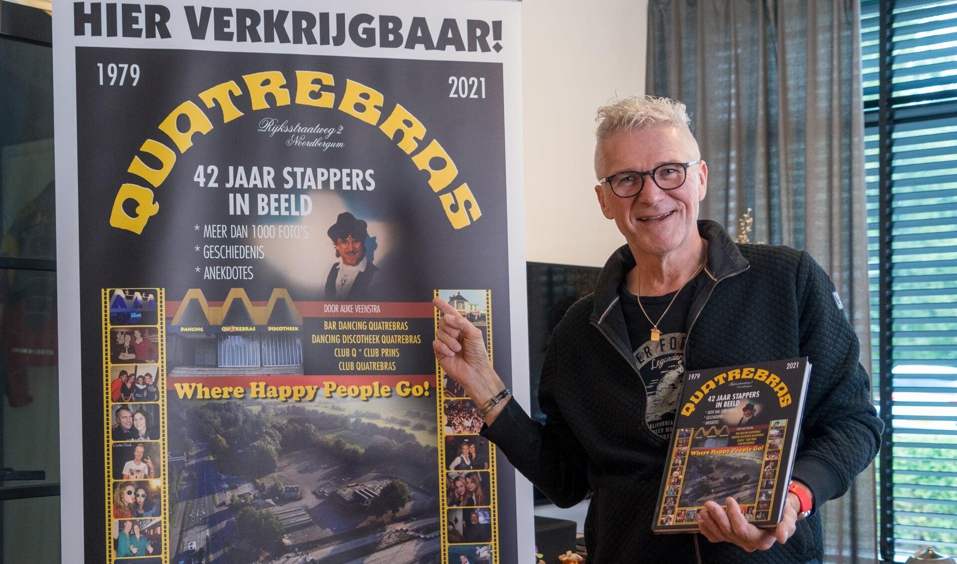 Auke Veenstra met het boek ‘Quatrebras – 42 jaar stappers in beeld’.