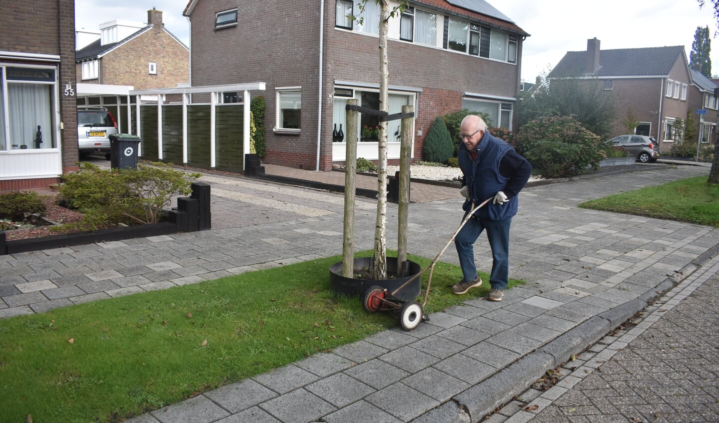 Jan-Anne de Vries aan de Warren in Drachten maait het grasveldje voor zijn huis met een handmaaier. 