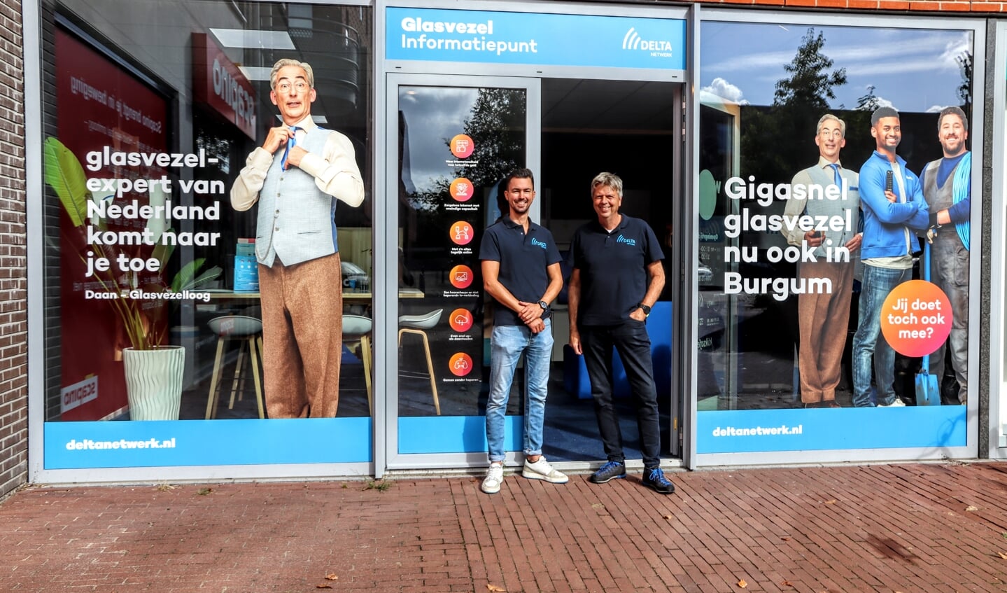 Glasvezeladviseur Jeroen van der Sluis (links) en kwartiermaker DELTA Netwerk Jaap Bosma voor de winkel aan de Markt 71c te Burgum