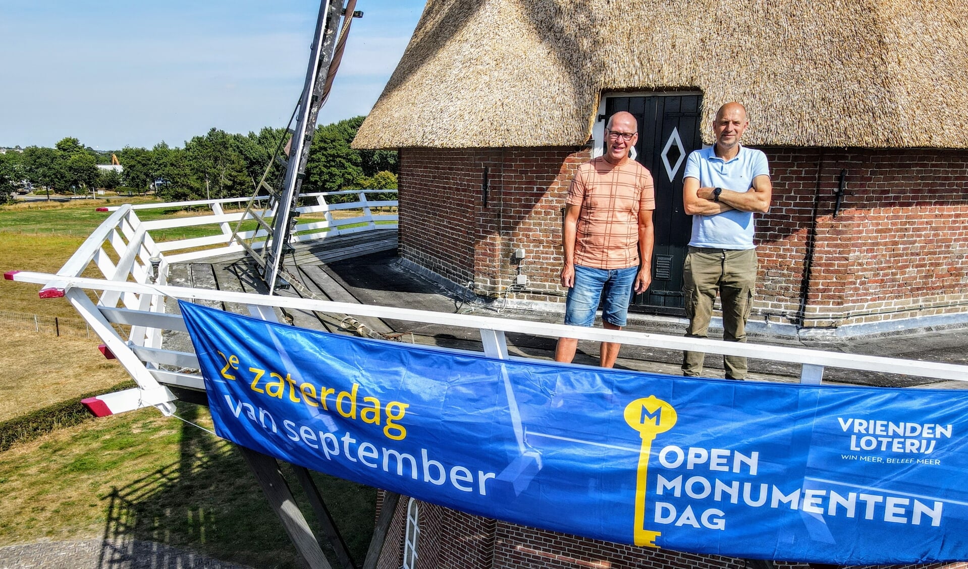 Dorpshistoricus Ids Krol links met Bareld Kootstra voorzitter Karakteristyk op molen De Hoop in Sumar.