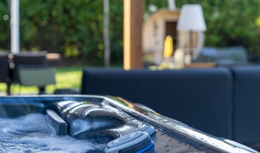 De modelwoning is voorzien van wellnessfaciliteiten zoals een bubbelbad en een barrelsauna.