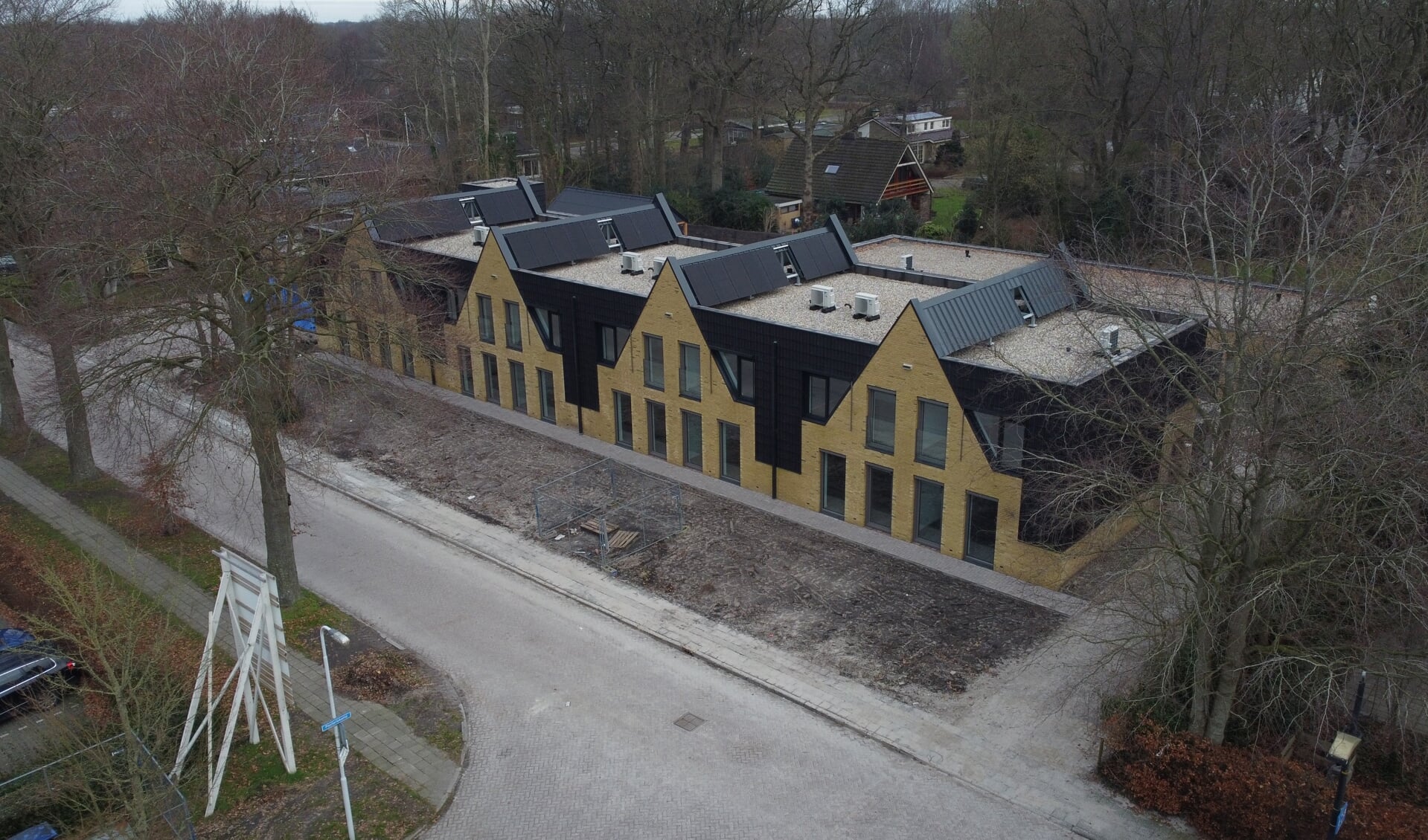 Nieuwbouw aan de J.D. de Vriesstraat in Burgum: 16 studio's, 8 appartementen en een dagbestedingsruimte door Dijkstra Draisma in opdracht van Zorggroep Alliade.