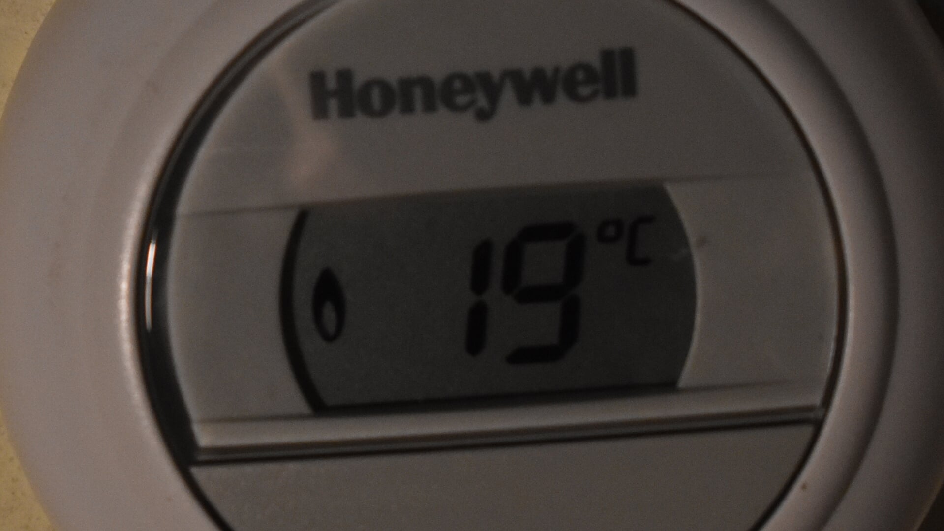 In een goed geïsoleerde woning is een kamertemperatuur van 19 graden Celsius al aangenaam. Dit geldt uiteraard ook voor kantoren.