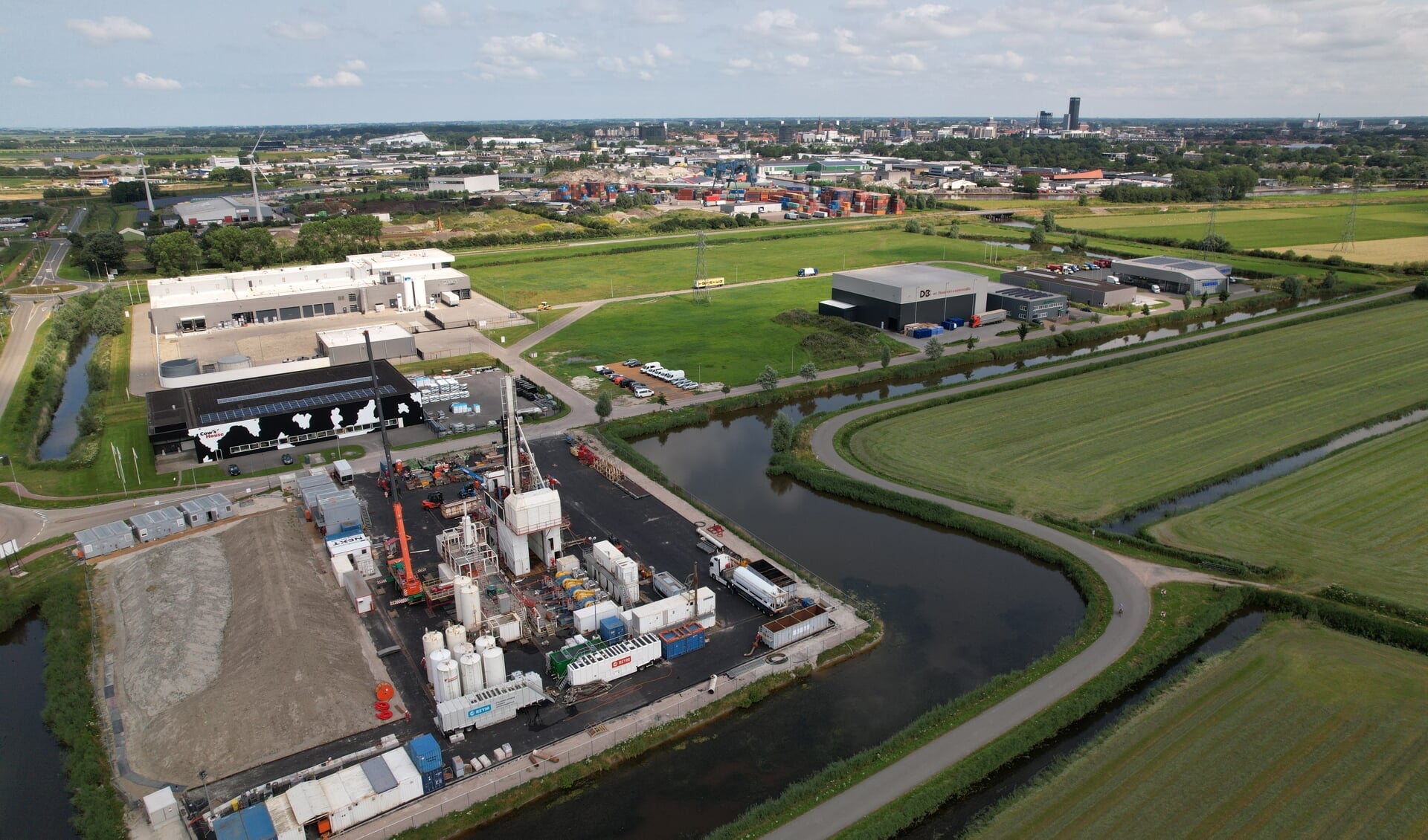 De eerste boorinstallatie aan de Zwette in Leeuwarden, die daar in 2021 acht weken in gebruik was. 