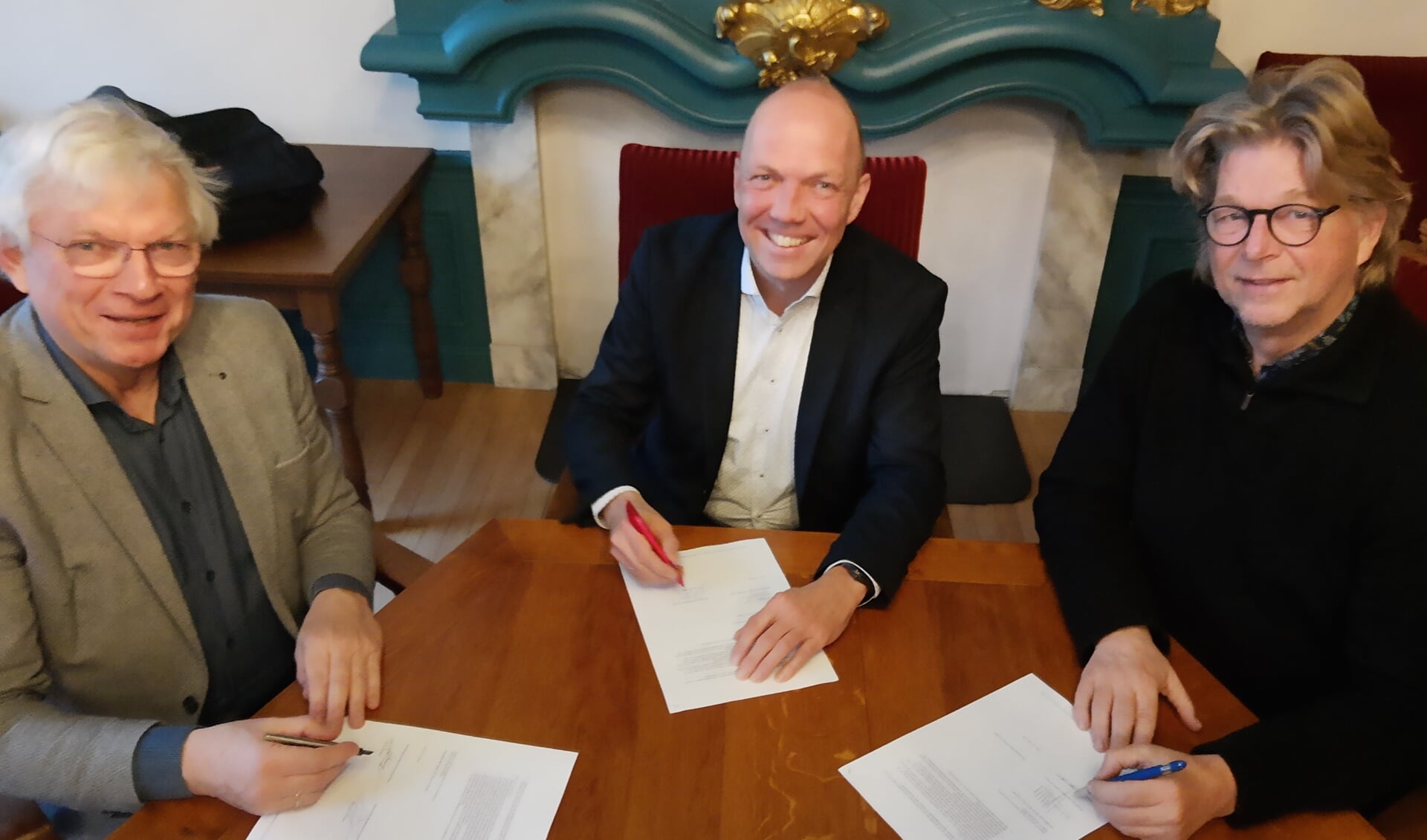 De overeenkomst tot samenwerking met de gemeente Noardeast-Fyslân wordt ondertekend.