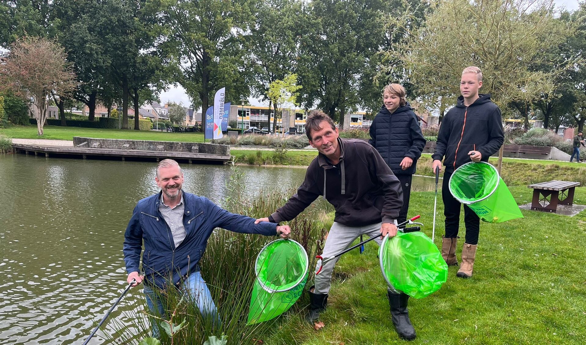 Wethouder Gerben Wiersma helpt mee met het opruimen van afval in zijn gemeente Dantumadiel.