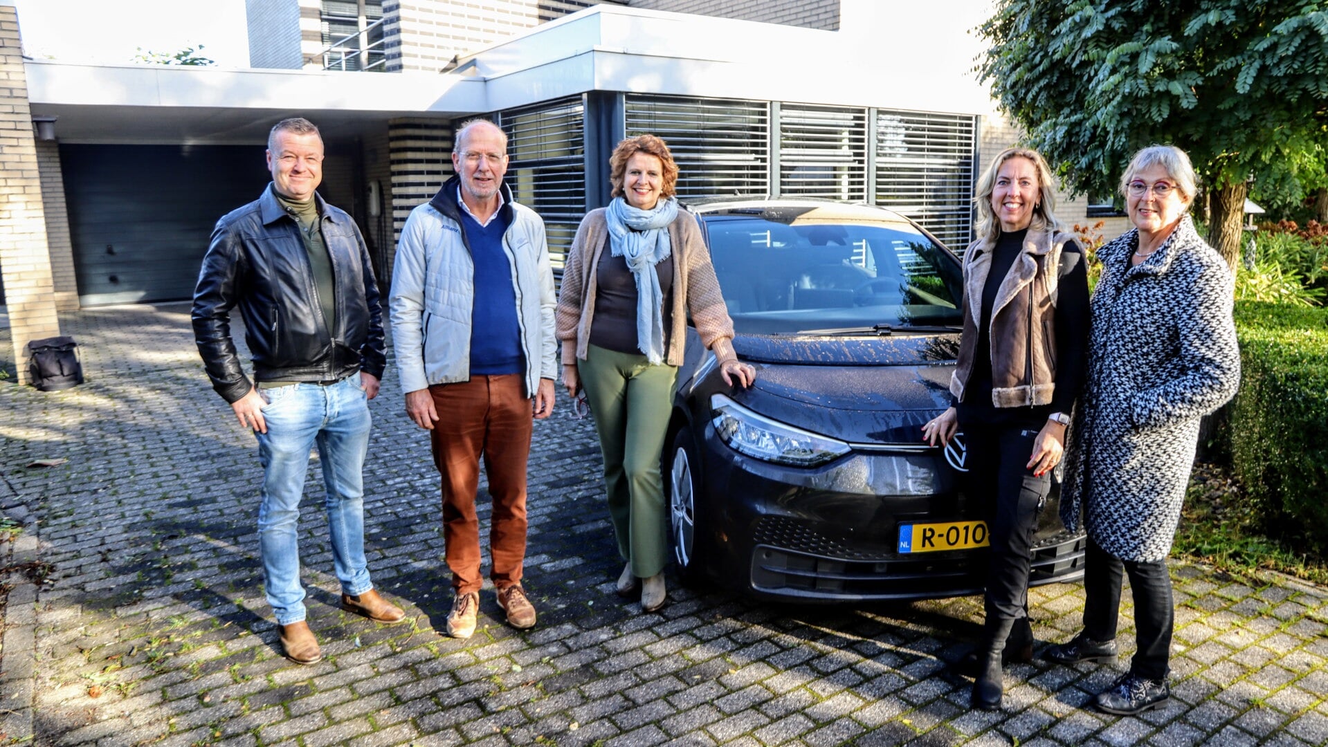 In de Wilgen startte deze week een nieuw deelautoproject. Op de foto de deelnemers van links naar rechts: Serge Smit, Jan Stelwagen, Hilda Wiersma-De Haan, Jacqueline Tamminga, en Hinke Stelwagen. Jaap en Anna Heideveld ontbreken op de foto.