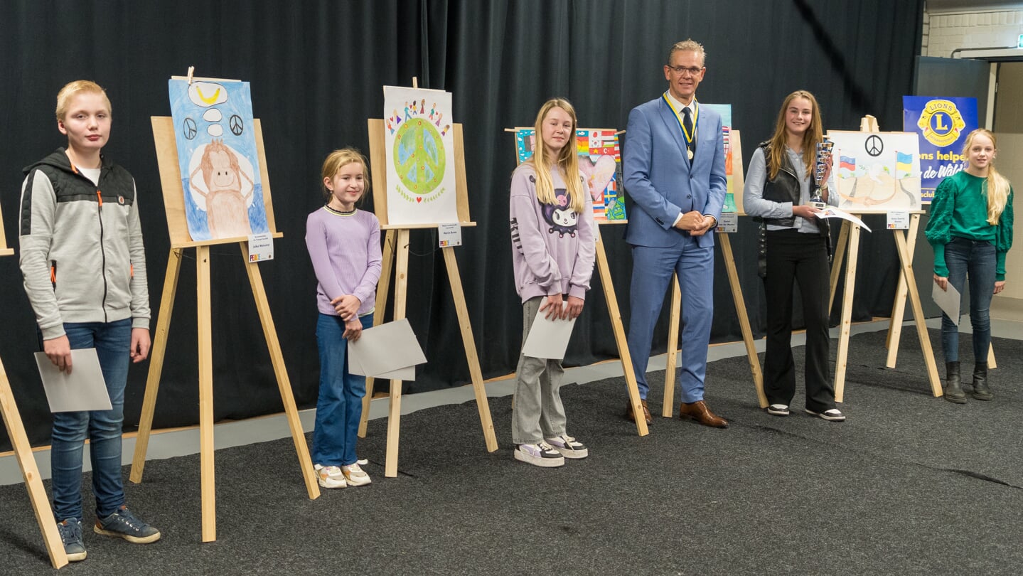 De vijf schoolwinnaars samen met burgemeester Jeroen Gebben. 