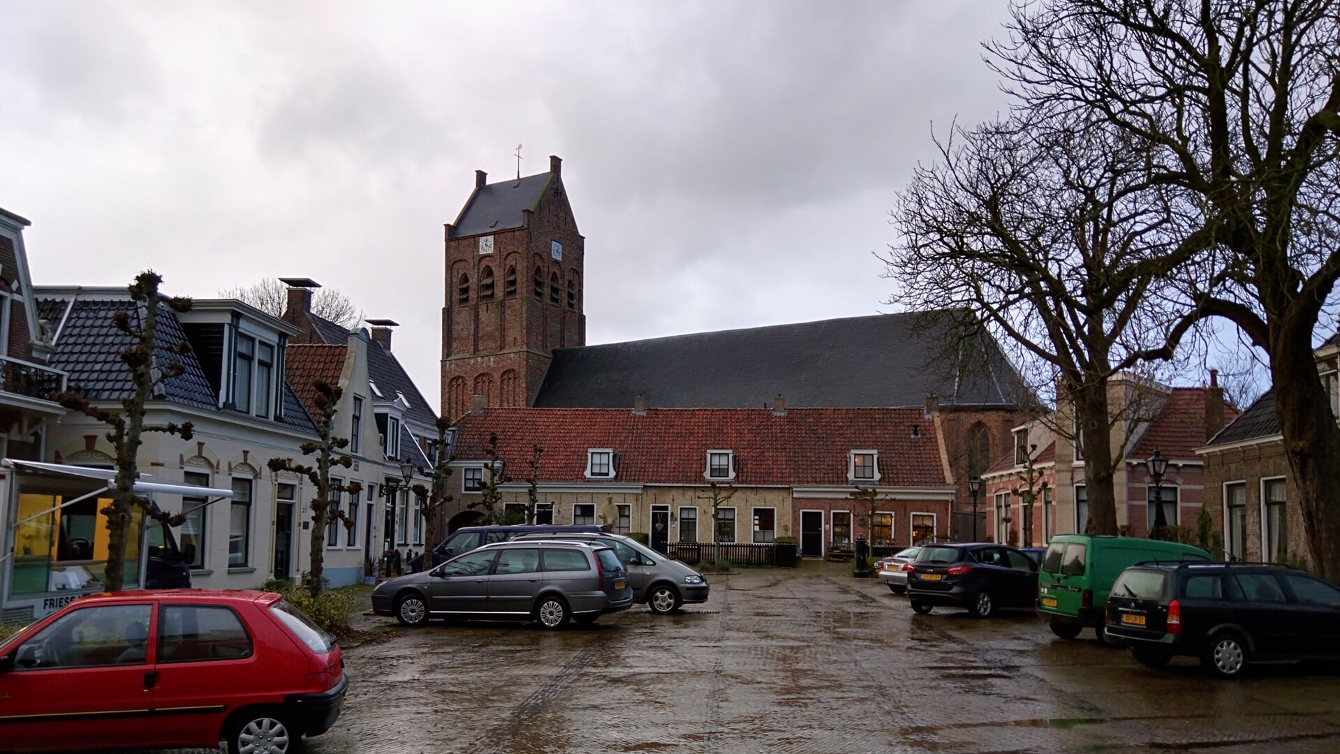 Het Vrijthof met de Martinuskerk in Ferwert.