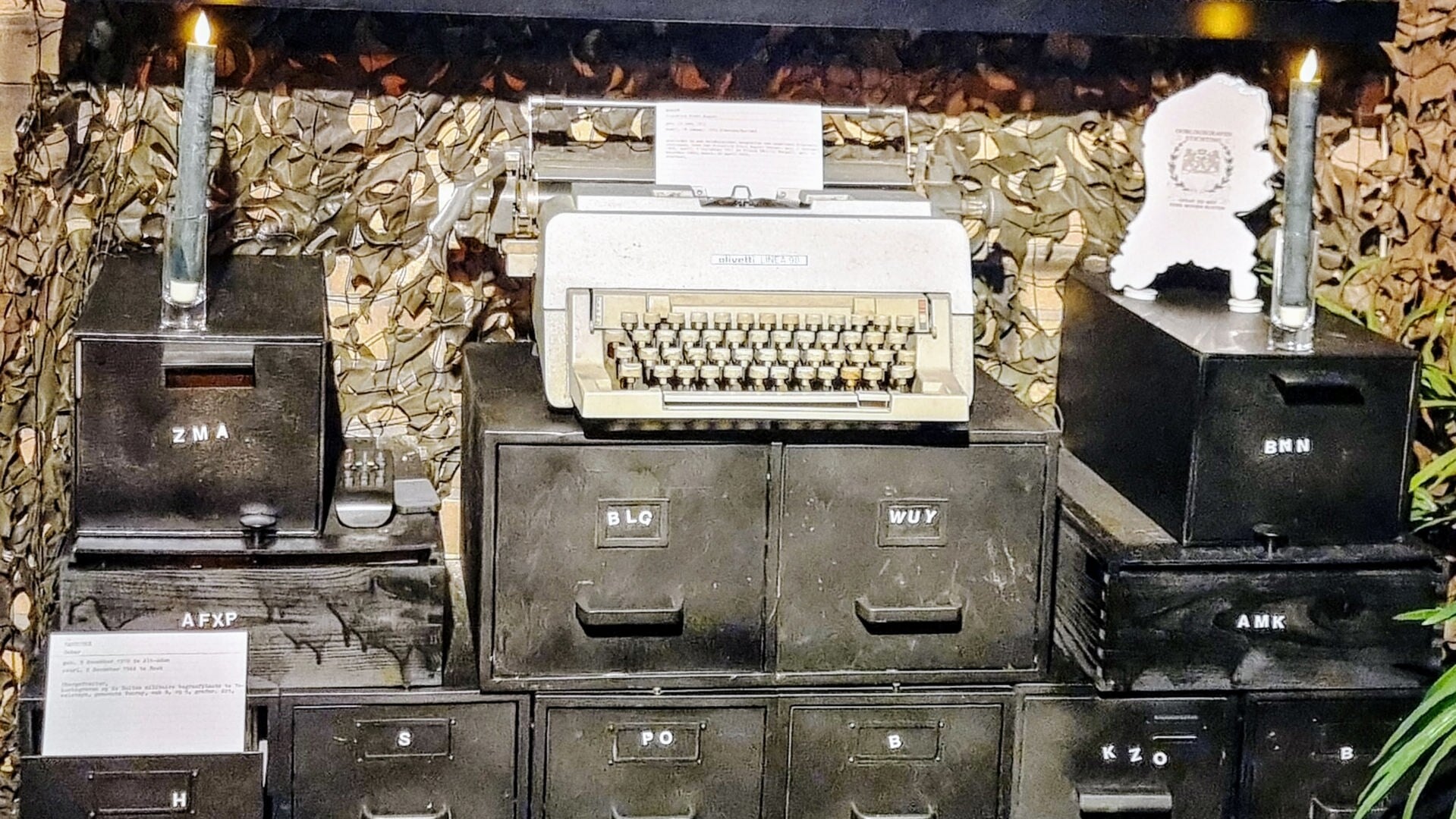 De typmachine met kaartenarchief te zien in Museum Militair Mobiel Depot in Loosdrecht.