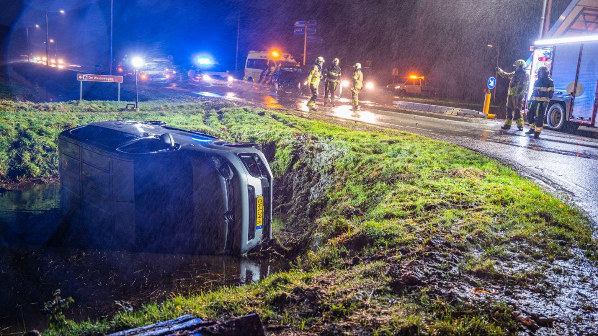 Busje Belandt In Sloot Na Botsing Met Auto Op N358 - Nieuws Uit Het ...