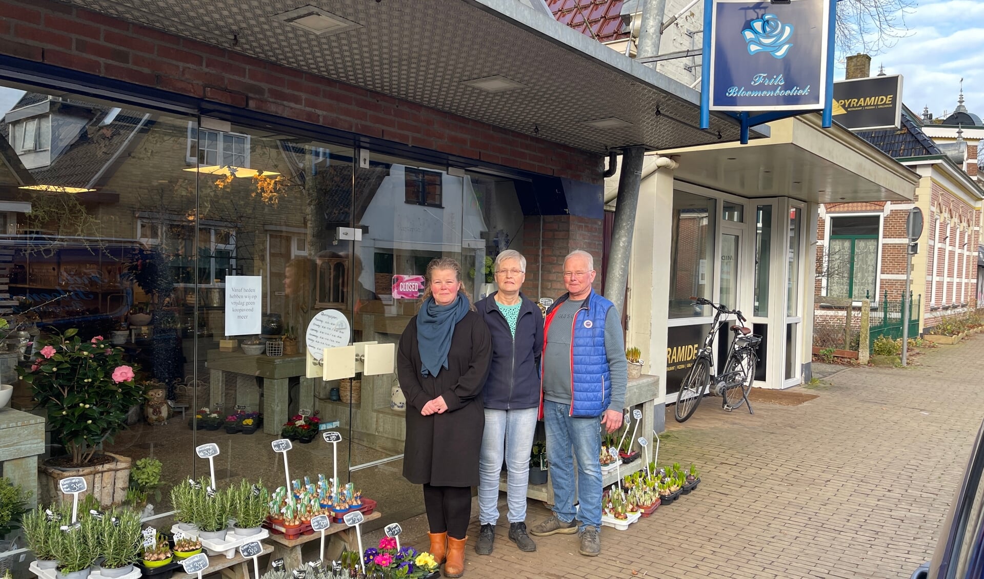 Alida,Ypie en Frits Haisma sluiten na 27 jaar hun bloemenboetiek.