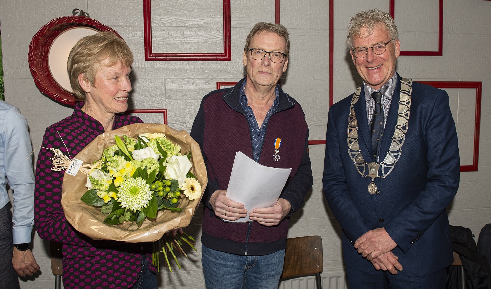 De heer Wobbe de Haan samen met zijn vrouw en burgemeester Oebele Brouwer