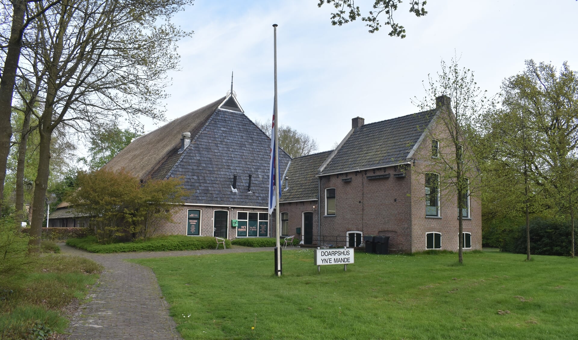 Dorpshuis Yn 'e Mande in Tytsjerk wordt wellicht verbouwd. De vlag hing 4 mei halfstok vanwege de dodenherdenking, maar kan weer in top, nu de raad van Tytsjerksteradiel heeft ingestemd met verhoging van het bouwbudget tot bijna 8,6 miljoen euro.