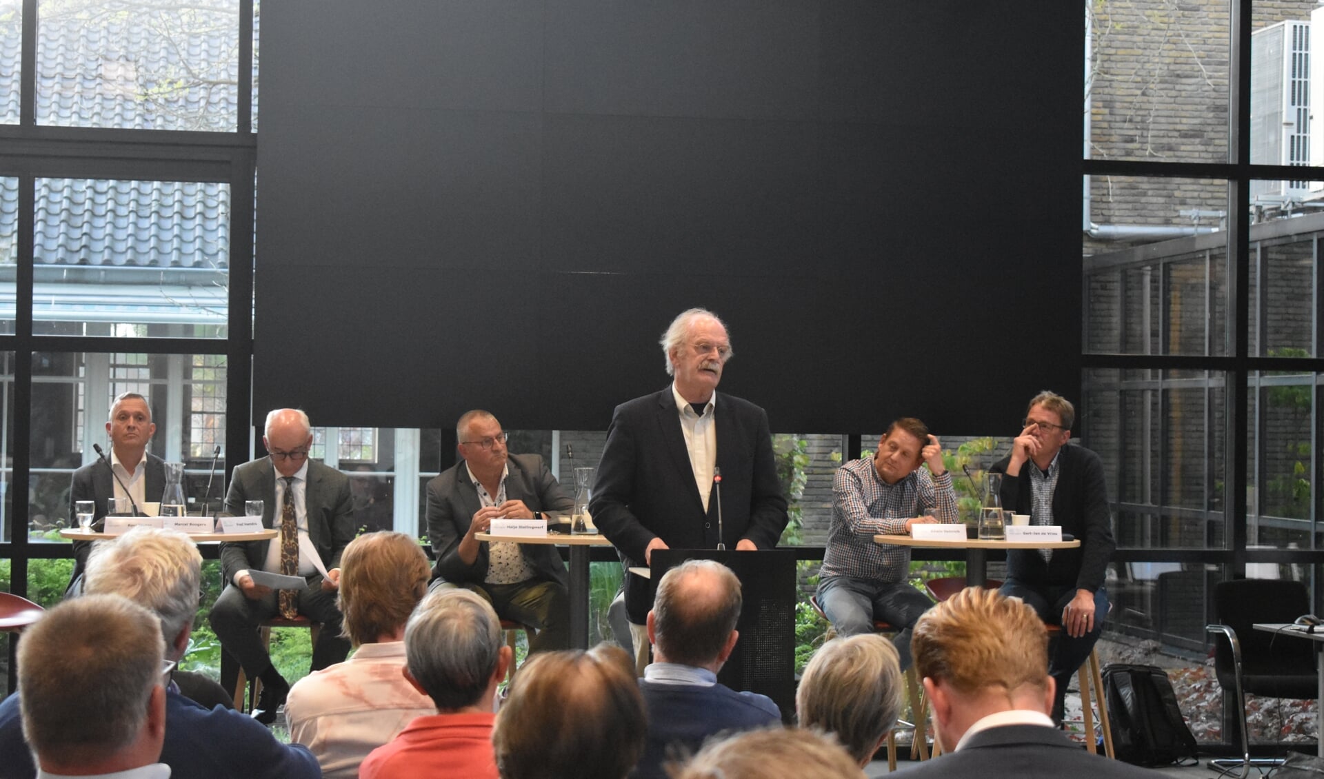 Oud-burgemeester van Harlingen Roel Sluiter roept net als prof. dr. Marcel Boogers (links) op, voldoende tijd uit te trekken voor het horen van bewoners over de toekomst van Tytsjerksteradiel en Achtkarspelen.