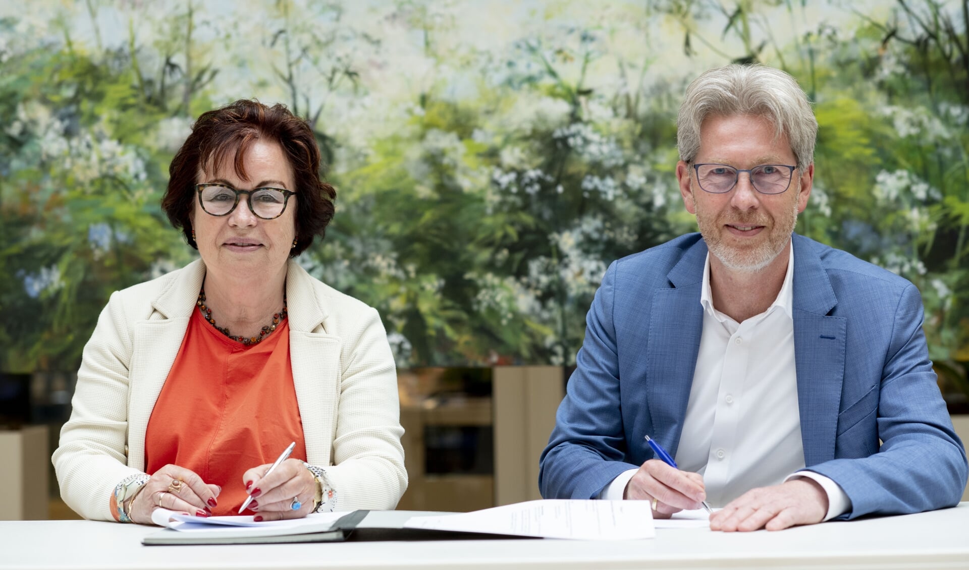 De - laatste - officiële handeling van Annet van der Hoek namens Wetterskip Fryslân, en van Johannes Boonstra namens Wetsus.