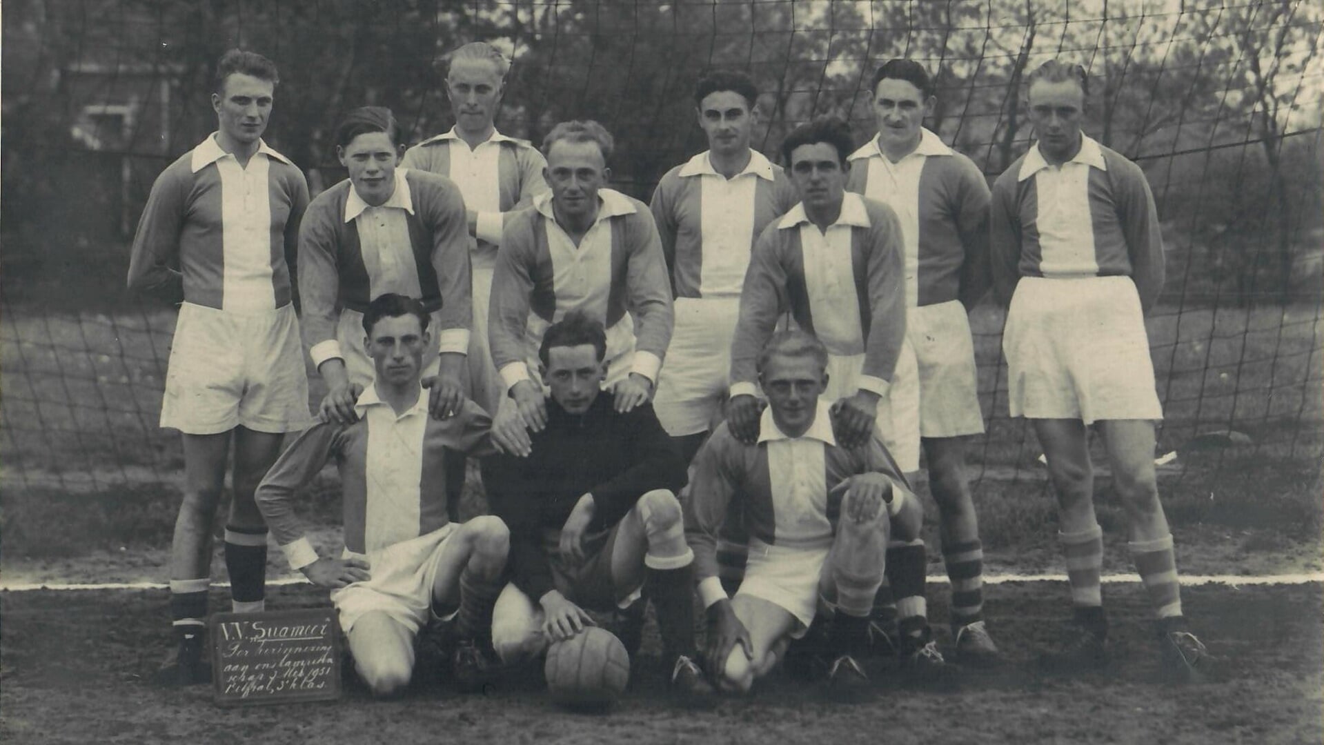 Eerste kampioensfoto van 1951 vv Suameer. Van links naar rechts, achter: Tjeedsger Meetsma, Paulus Zandstra, Jitse van der Wal, Johannes van der Wal, Jan van der Meer, Riemer de Boer, Sjoerd van der Meer, Romke de Vries. Voor: Romke H. de Vries, Jan van der Wal, Gerk van der Meer.