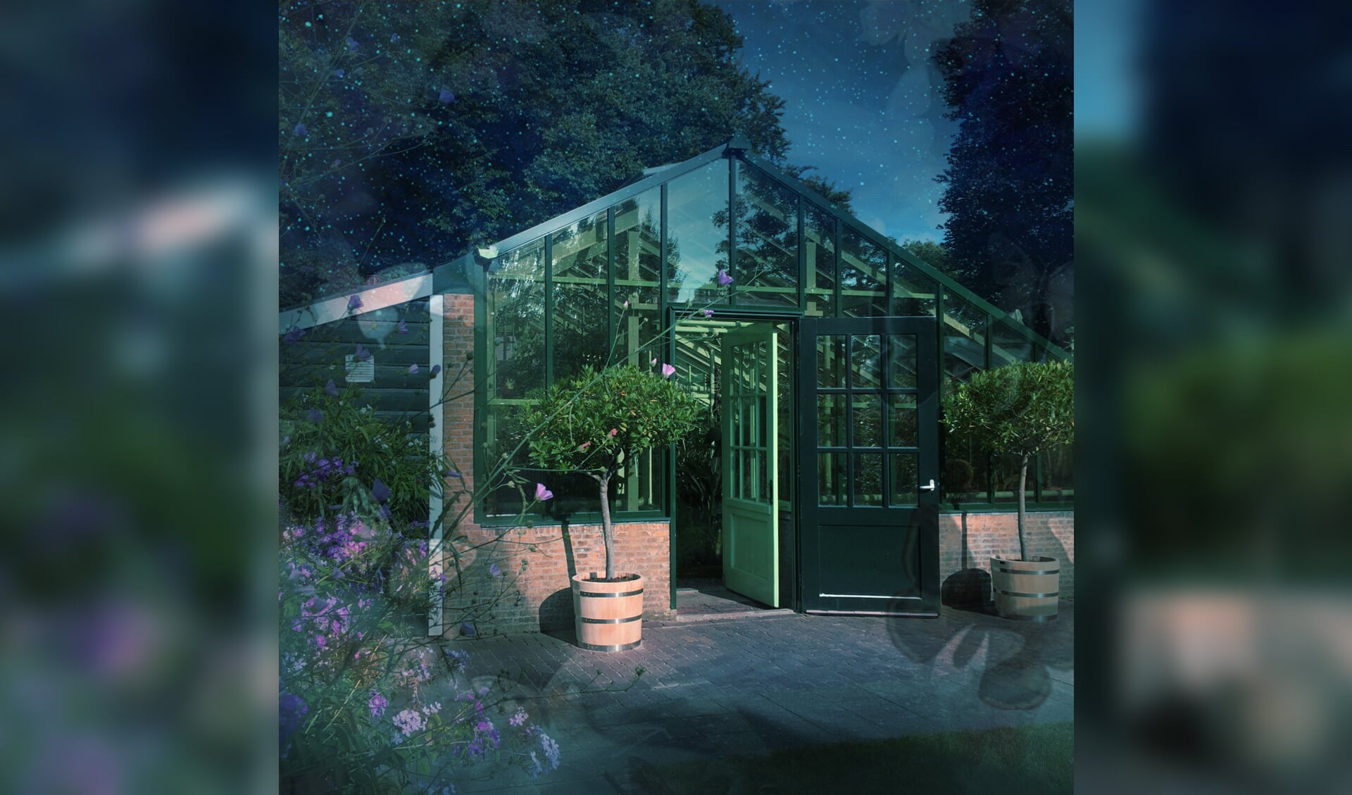 Films kijken tussen de exotische planten in de Tropische Kas te Beetsterzwaag tijdens Museumnacht Friesland op zaterdag 30 september 2023.