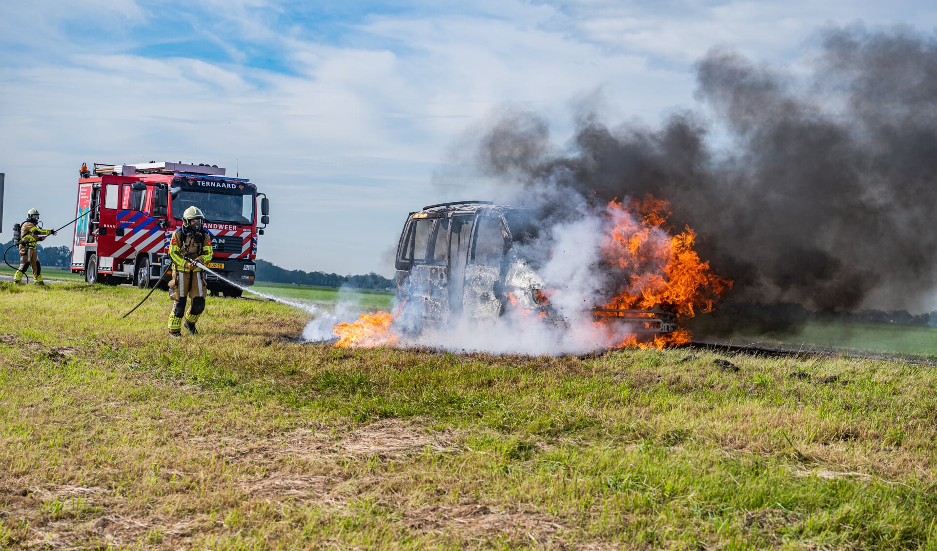 Busje volledig uitgebrand op N361 bij Wetsens