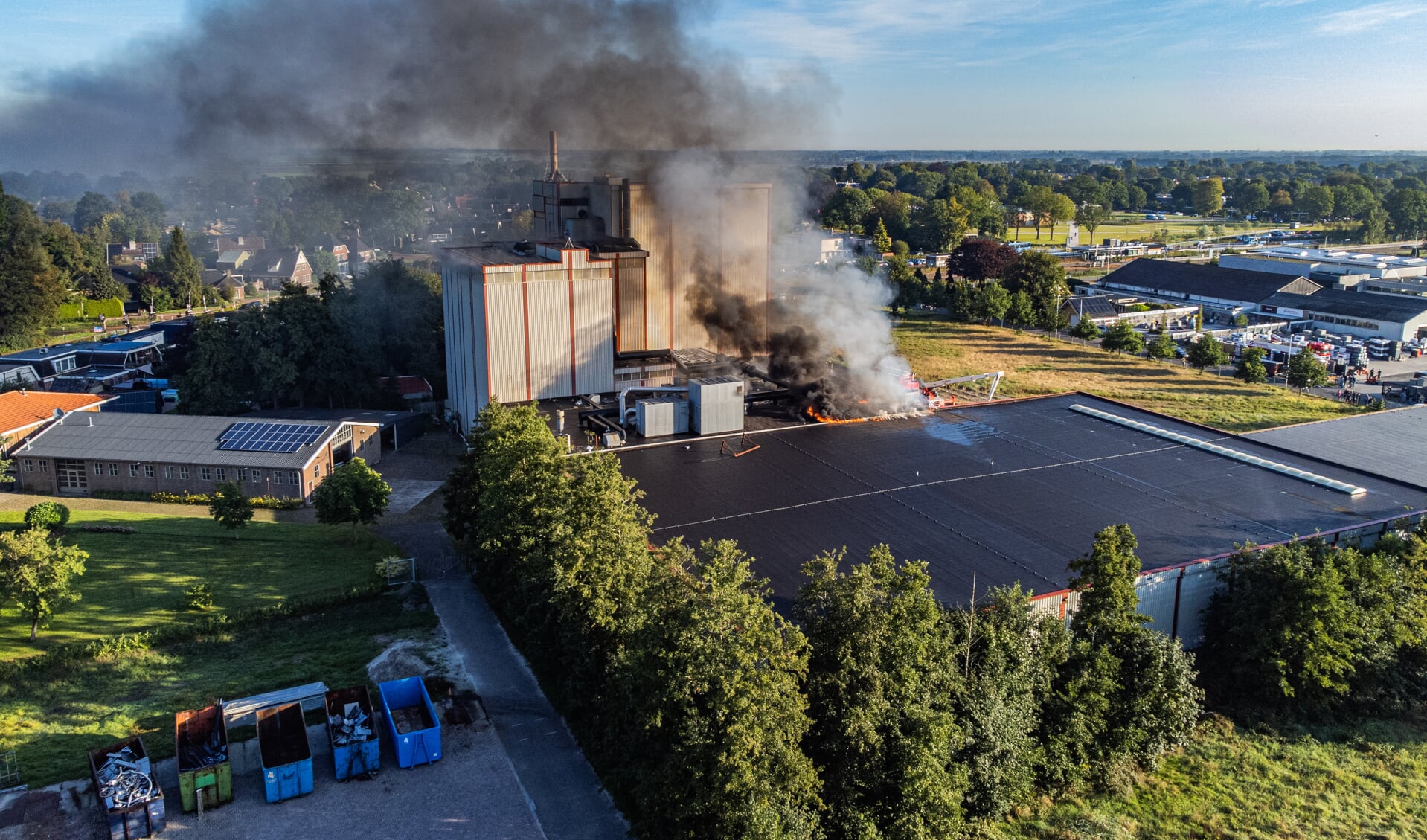 Grote brand uitgebroken in oude diervoederfabriek Feanwâlden.