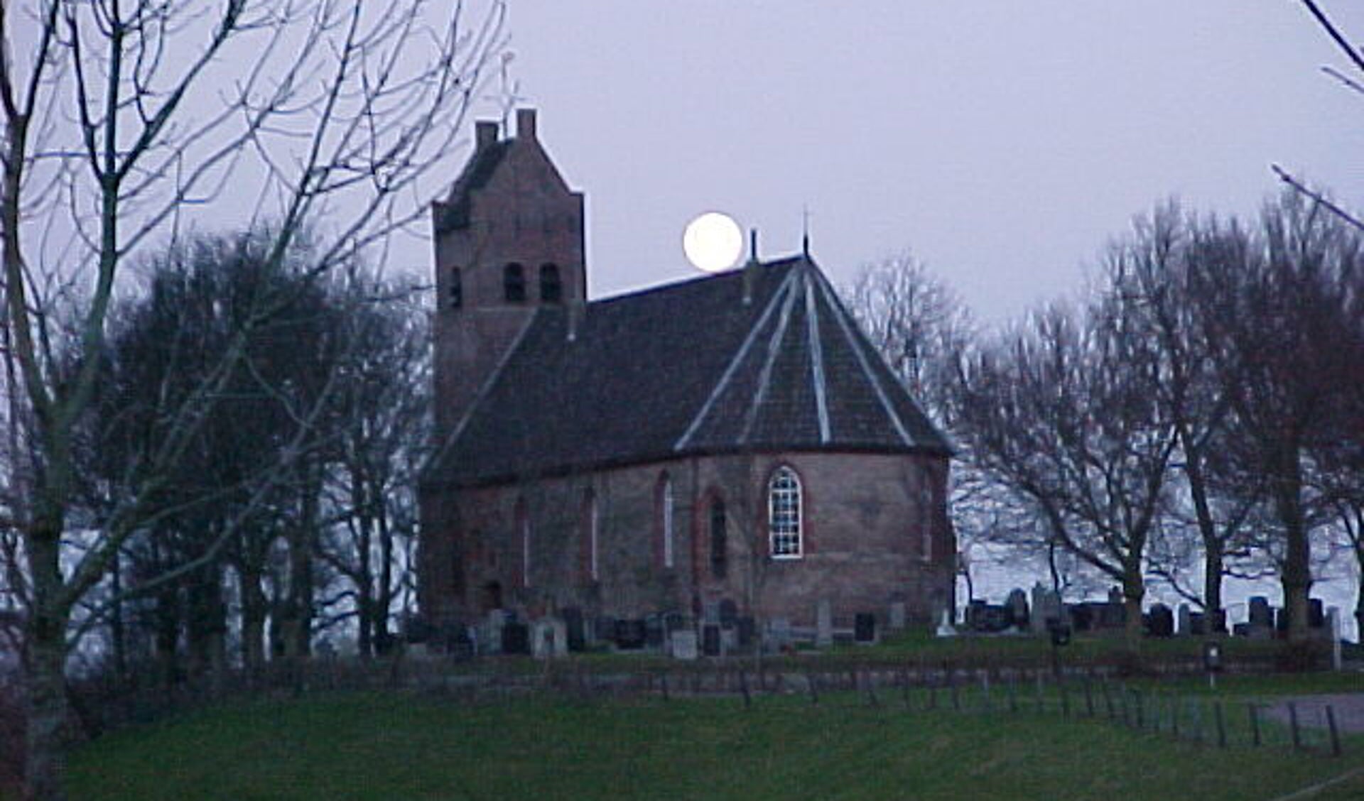 Kerk Hegebeintum bij volle maan