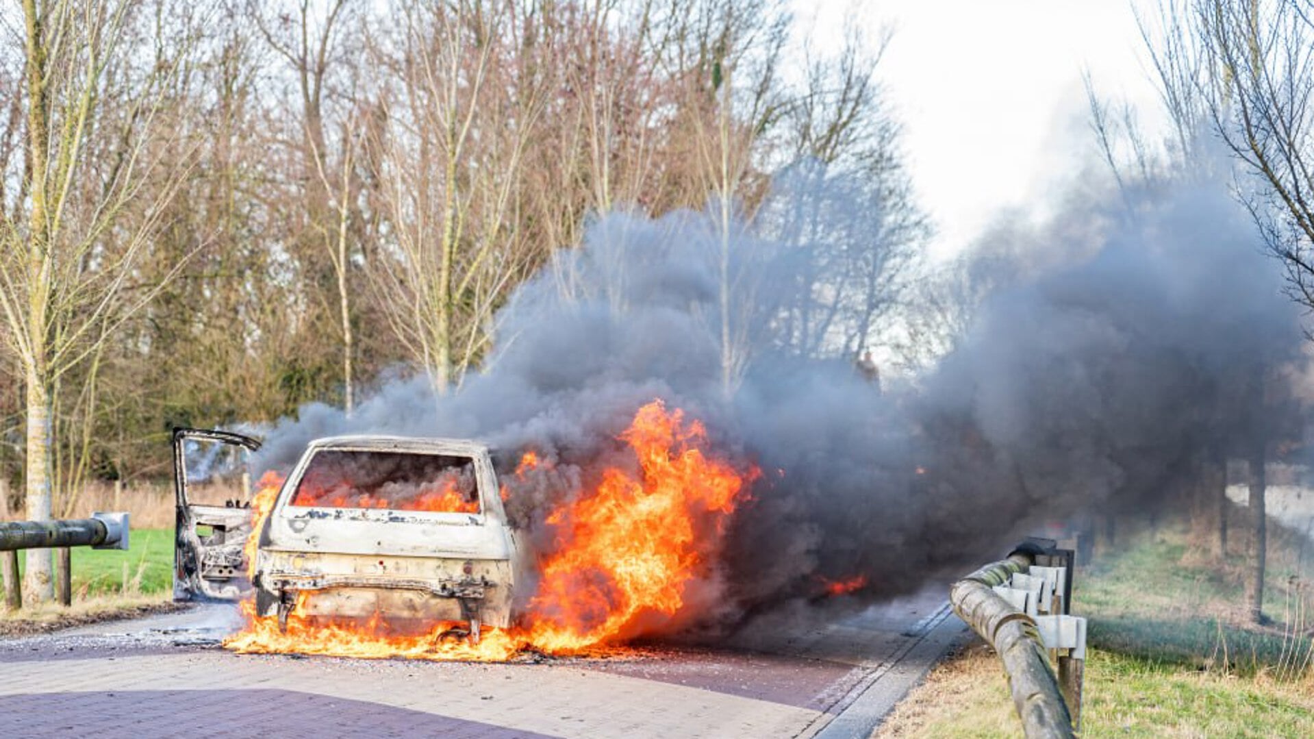 Auto brandde volledig uit op de N910 nabij de Trieme.