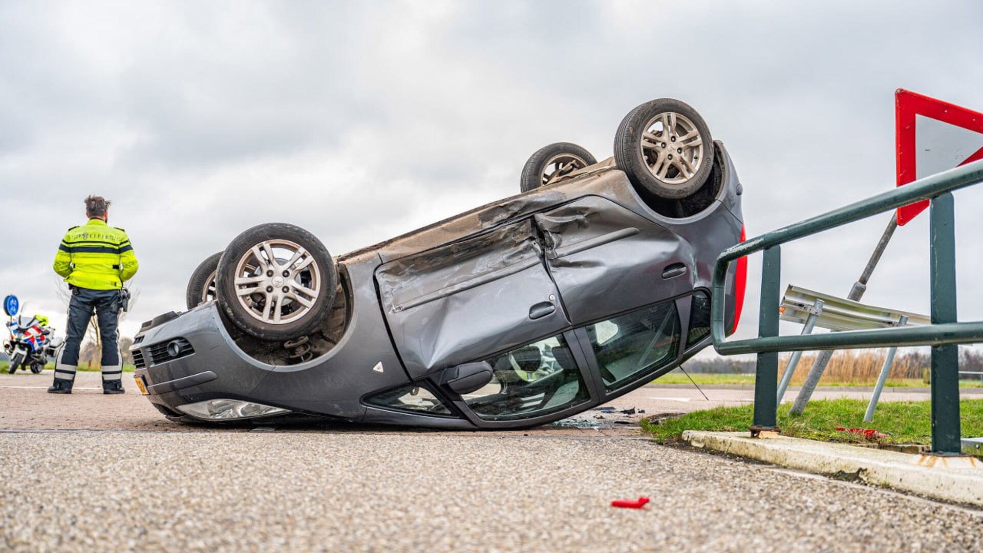 Auto Belandt Op De Kop Bij Botsing Op Trekwei Nieuws Uit Het Noorden En Oosten Van Frysl N