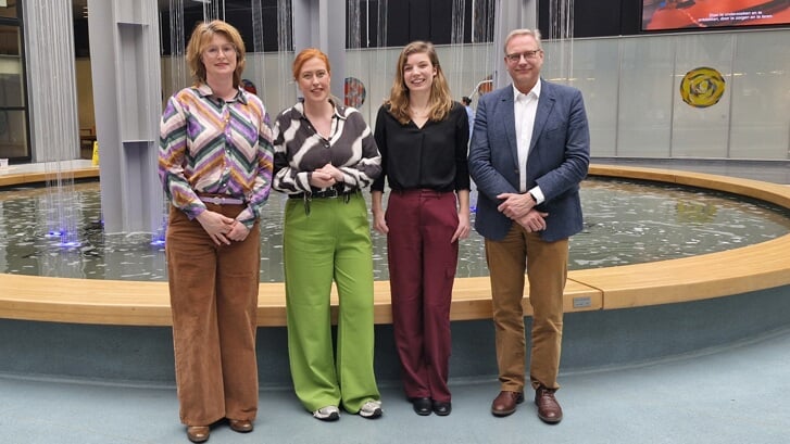 Van links naar rechts: Renske Wassenaar (Stichting Noordzeeziekte), Roos Overdevest en Valerie Dassen (Hersenstichting) en Prof. Dr. Tom J de Koning (UMCG, Movement Disorders Groningen).