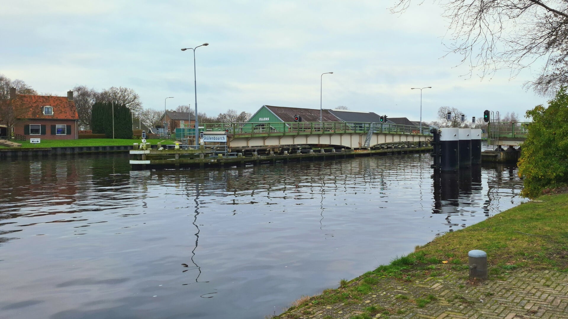 De brug bij Skûlenboarch blijft tot eind 2024 buiten gebruik, vanwege reparatie na de aanvaring op 3 februari. Op 10 april is hierover een bijeenkomst.
