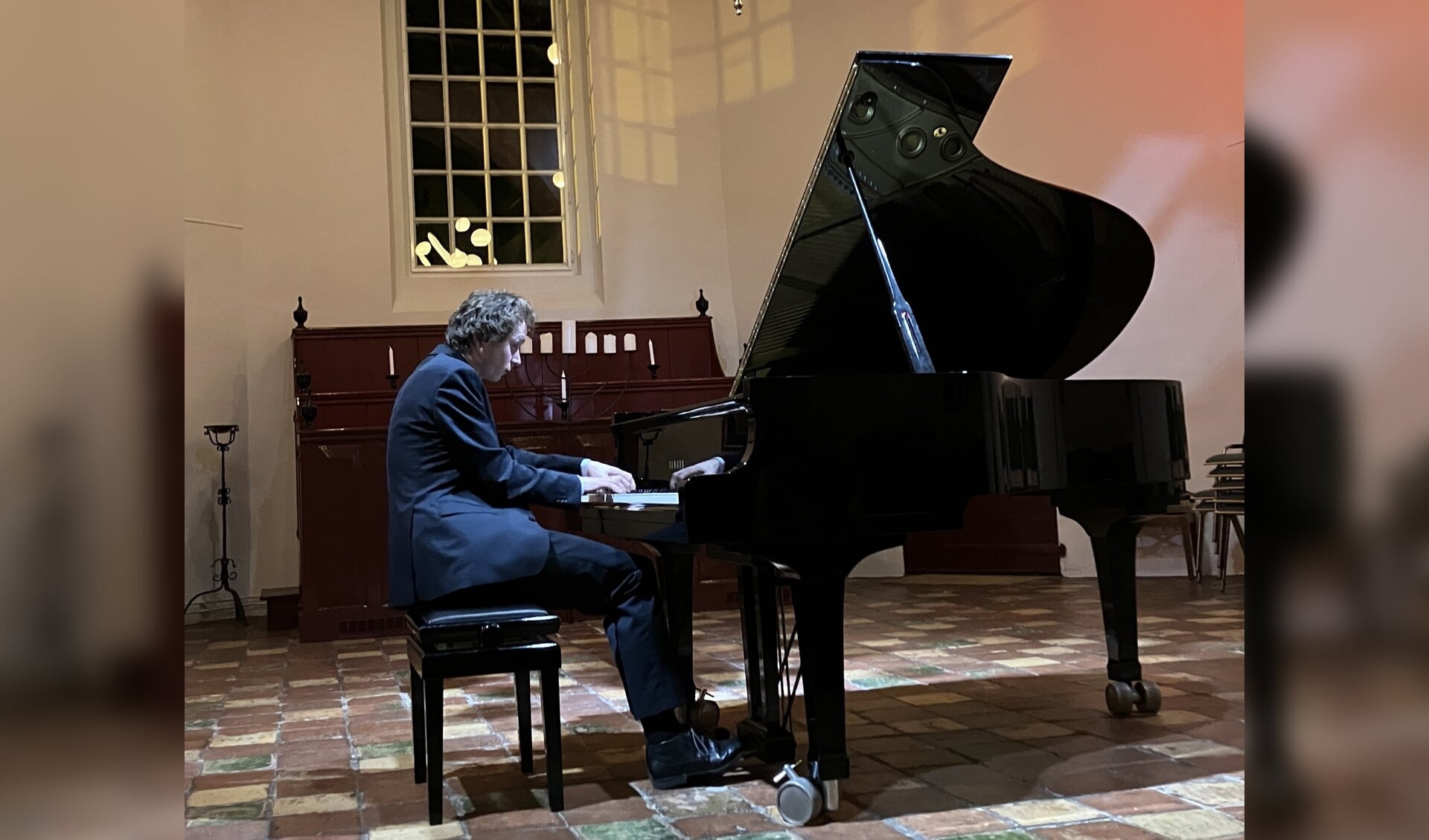 pianist Tobias Borsboom tijdens concert in Peize