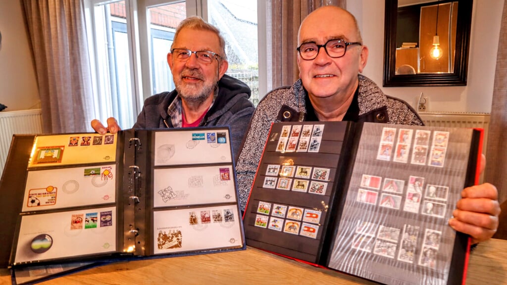 Johan Raatjes (links) en Siep Folkerts van Postzegelvereniging Drachten tonen kinderpostzegels en eerstedag enveloppen uit hun verzameling.