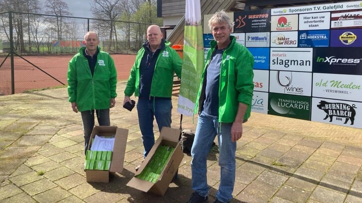 Vrijwilligers in Hurdegaryp helpen te tennisvereniging met energiebesparen